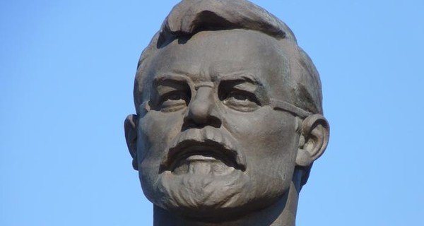 На Полтавщине памятник Петровскому пытаются выдать за памятник Чехову