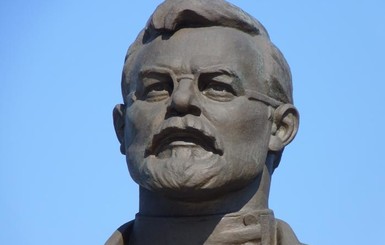 На Полтавщине памятник Петровскому пытаются выдать за памятник Чехову