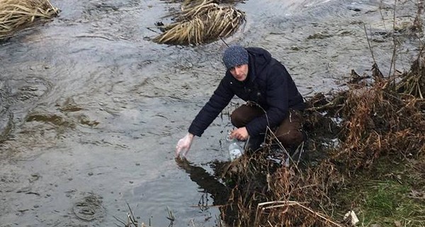 Загрязненная река в Житомирской области изменила свой цвет
