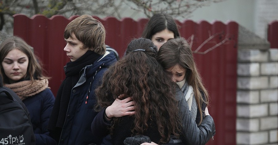 Трагедия в Столбцах: город простился с убитыми в школе педагогом и старшеклассником