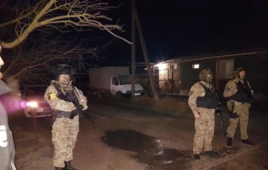 ФСБ нагрянула с обысками к крымским татарам, троих забрали