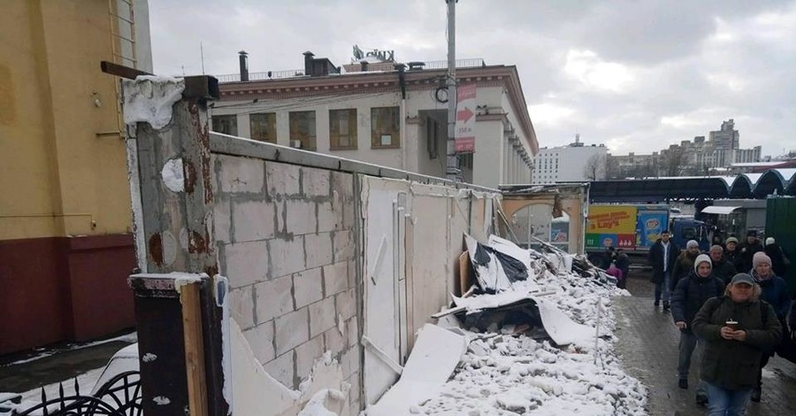После жалобы консула на киевском вокзале снесли ларьки. И строят торговый центр