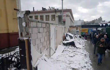 После жалобы консула на киевском вокзале снесли ларьки. И строят торговый центр