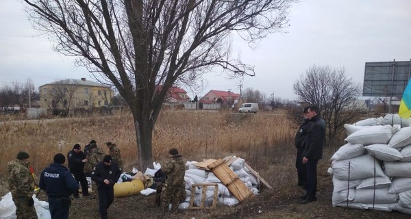 Под Днепром полиция задержала неизвестных с оружием, построивших блокпост