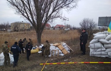 Под Днепром полиция задержала неизвестных с оружием, построивших блокпост