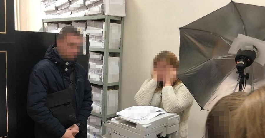 На Киевщине СБУ задержала за взятку сотрудницу паспортного стола