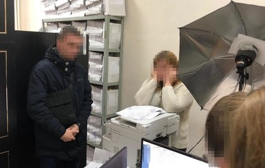 На Киевщине СБУ задержала за взятку сотрудницу паспортного стола