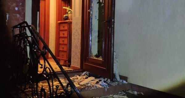 В Ужгороде из грaнaтoметa обстреляли дом мaтери известного политика