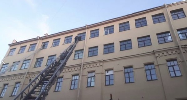  В Санкт-Петербурге обрушилась крыша и перекрытия университета: под завалами могут быть  люди