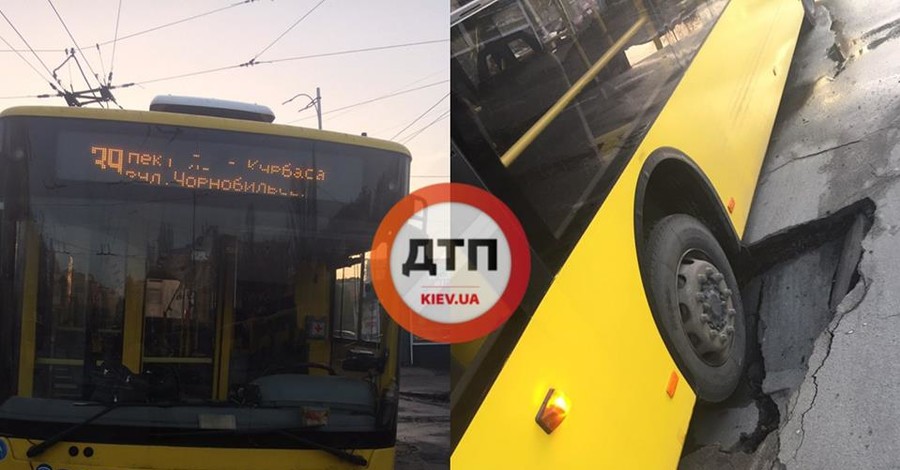 В Киеве троллейбус провалился в огромную яму