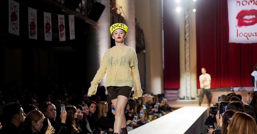 Неделя моды в Лондоне: Роуз МакГоуэн вышла на подиум в наряде от Vivienne Westwood 