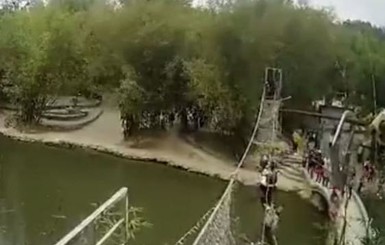 В Китае оборвался канатный мост с людьми