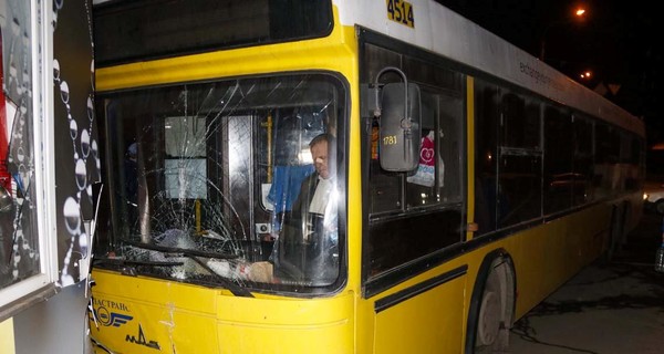 В Киеве автобус с пассажирами протаранил киоски