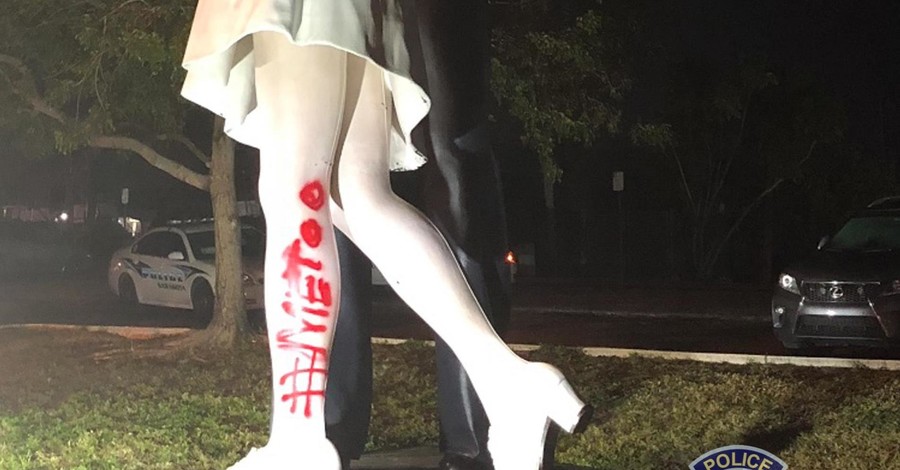 На памятник поцелую на Таймс-сквер нанесли надпись против домогательств #MeToo