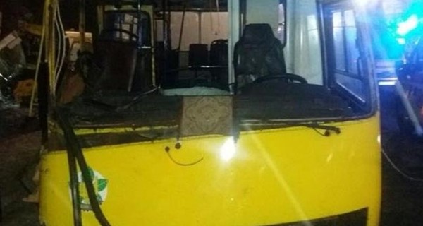 В Киеве водитель на полпути отремонтировал маршрутку кирпичом