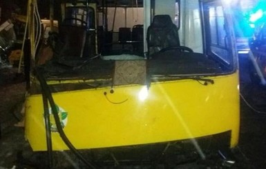 В Киеве водитель на полпути отремонтировал маршрутку кирпичом