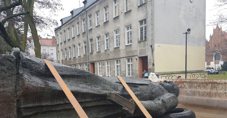 В Гданьске повалили статую священника, которого более десяти лет обвиняют в педофилии