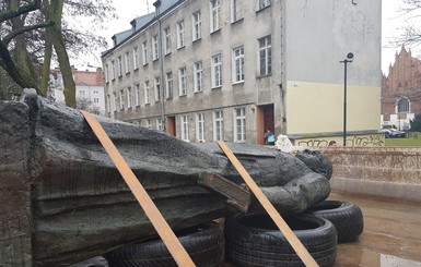 В Гданьске повалили статую священника, которого более десяти лет обвиняют в педофилии