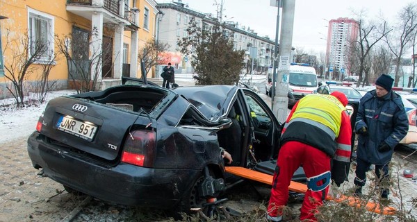 В Киеве водитель иномарки сбил на остановке бабушку и влетел в столб