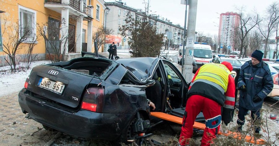 В Киеве водитель иномарки сбил на остановке бабушку и влетел в столб