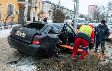 В Киеве водитель иномарки сбил на остановке бабушку и влетел в столб