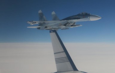 Российский истребитель Су-27 совершил опасный маневр рядом с шведским самолетом