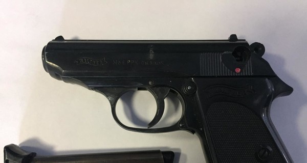 В аэропорту Николаева у одного из пассажиров нашли пистолет