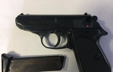 В аэропорту Николаева у одного из пассажиров нашли пистолет