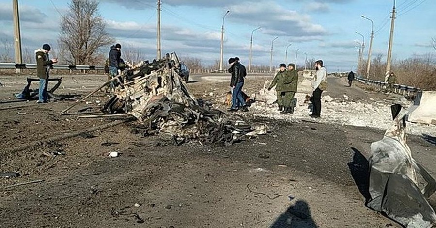 На линии соприкосновения в Донбассе подорвался микроавтобус с людьми