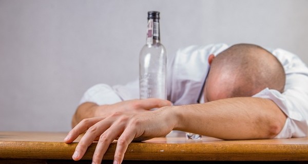 В Индии жертвами суррогатного алкоголя стали  почти 100 человек 