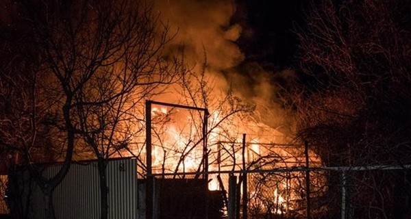 В Киеве масштабный пожар: горит гаражный кооператив