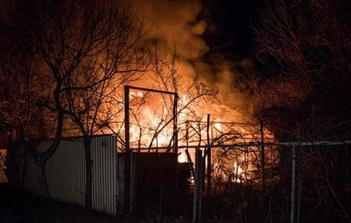 В Киеве масштабный пожар: горит гаражный кооператив