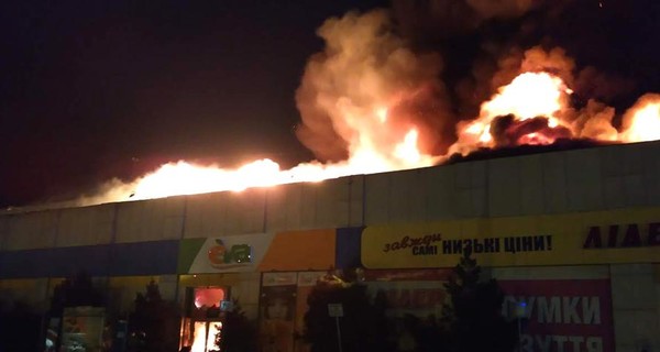 Пожар в Полтаве: горит бывший завод и рынок