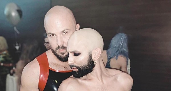 Кончита Вурст побрилась налысо и показала волосатые ноги