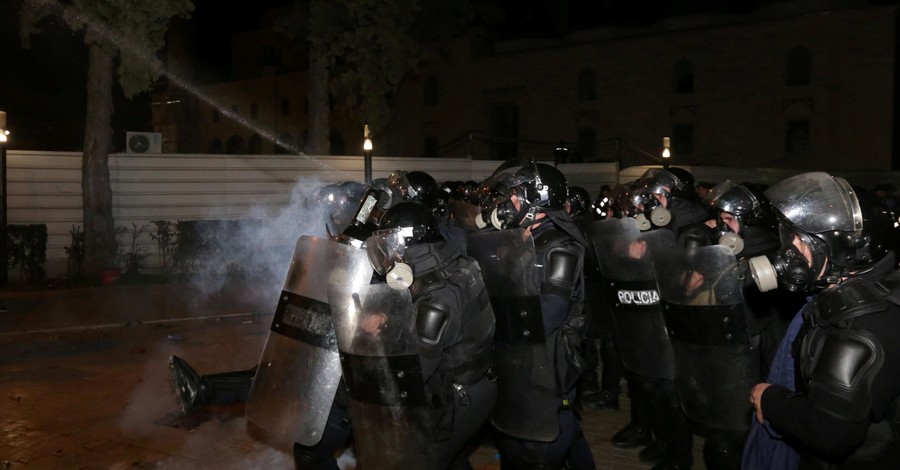 В Албании произошли столкновения с полицией у здания парламента