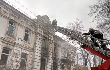 В Киеве на Лукьяновке пылало историческое здание 1902 года