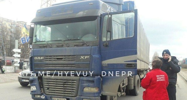 В Днепре фура переехала женщину на пешеходном переходе