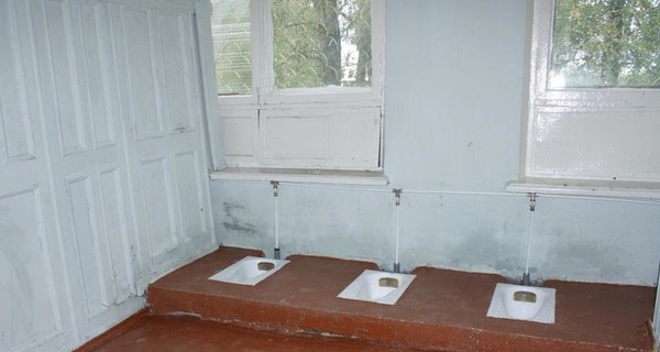 В Украине 680 школ до сих пор пользуются туалетами на улице