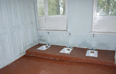 В Украине 680 школ до сих пор пользуются туалетами на улице