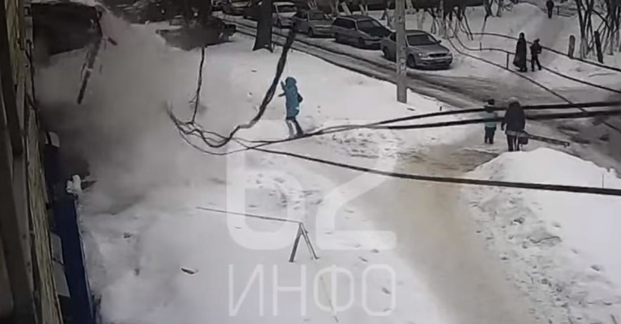 В России маленького ребенка привалило упавшей с крыши глыбой льда