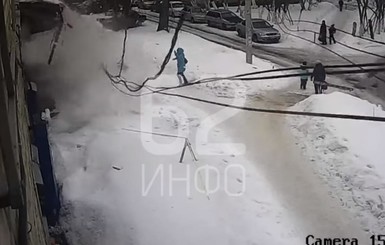 В России маленького ребенка привалило упавшей с крыши глыбой льда