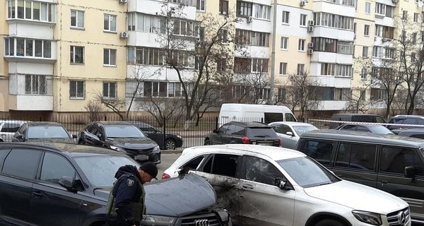 В Киеве взорвали припаркованный у дома Audi Q7