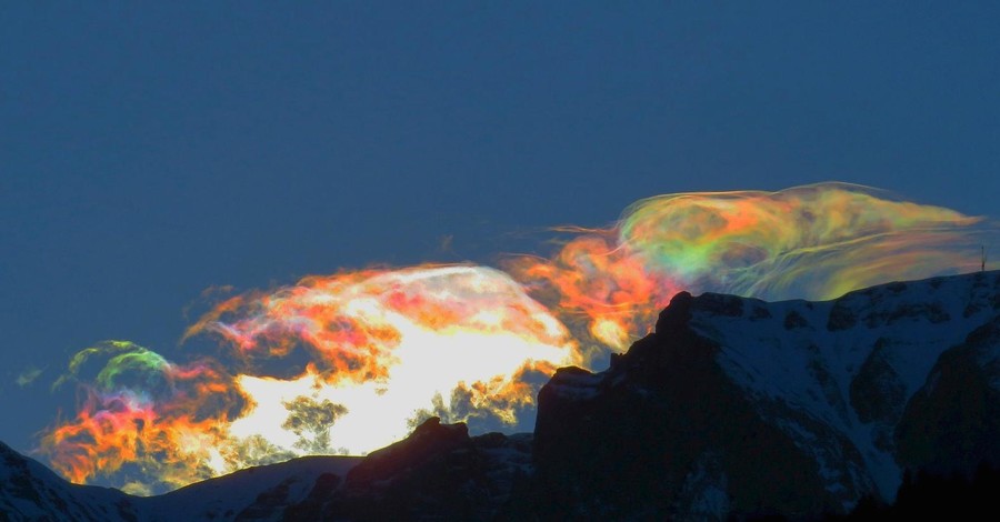 В Румынии сфотографировали волшебные радужные облака