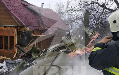 Под Москвой частный легкомоторный самолет упал на дачу