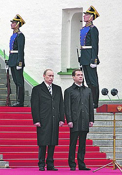 Медведев шел парадным шагом 