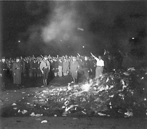 Сегодня День памяти о публичном сожжении книг нацистами [ФОТО] 