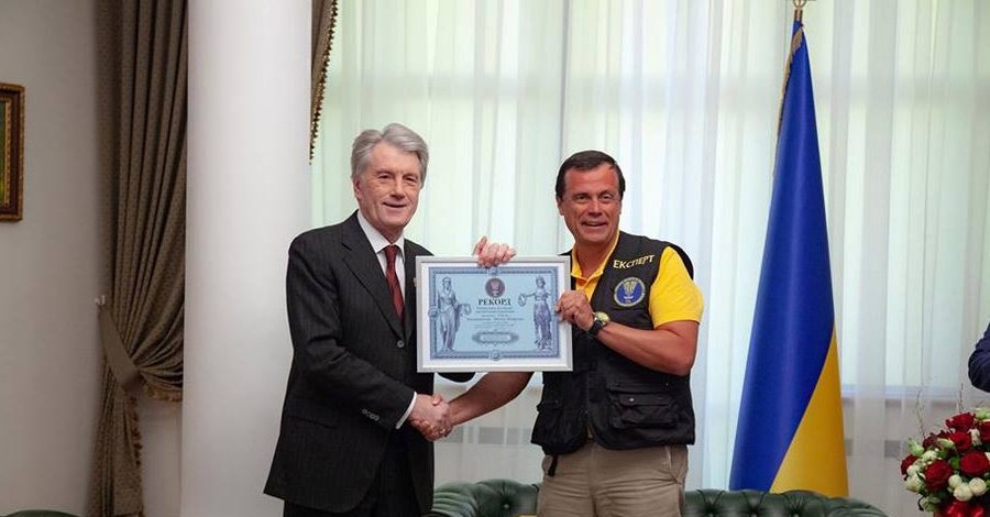 Виктор Ющенко собрал коллекцию рушников и установил мировой рекорд