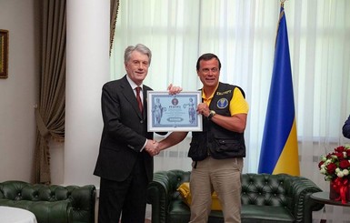 Виктор Ющенко собрал коллекцию рушников и установил мировой рекорд