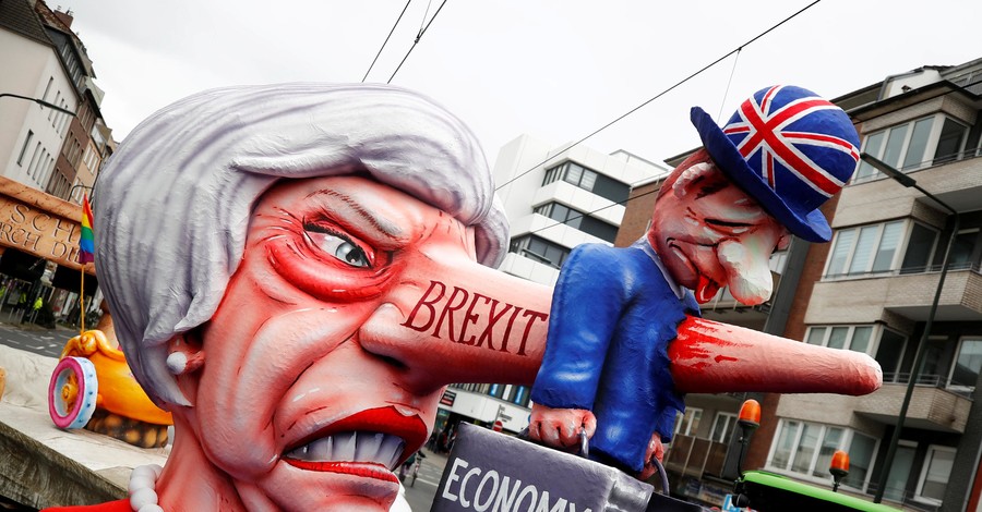 Трамп-хранитель и длинноносая Тереза Мэй: в Дюссельдорфе празднуют карнавал политической сатиры