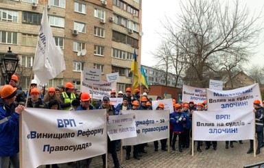 Профсоюзы передали члену ВРП Маловацкому одеяло Насирова
